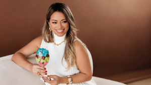 Janaína Durães com suplementos em goma, especialidade desenvolvida e produzida pela JW Nutrition.