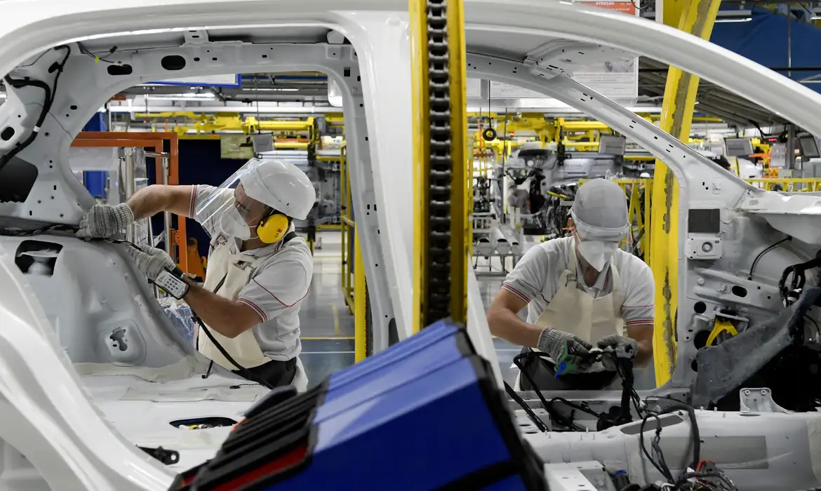 Produção de veículos tem melhor setembro desde 2014, diz