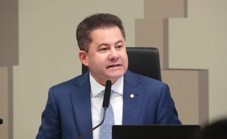 Projeto isenta entidades religiosas, sindicatos, partidos e escolas da taxa de licenciamento de veículos
