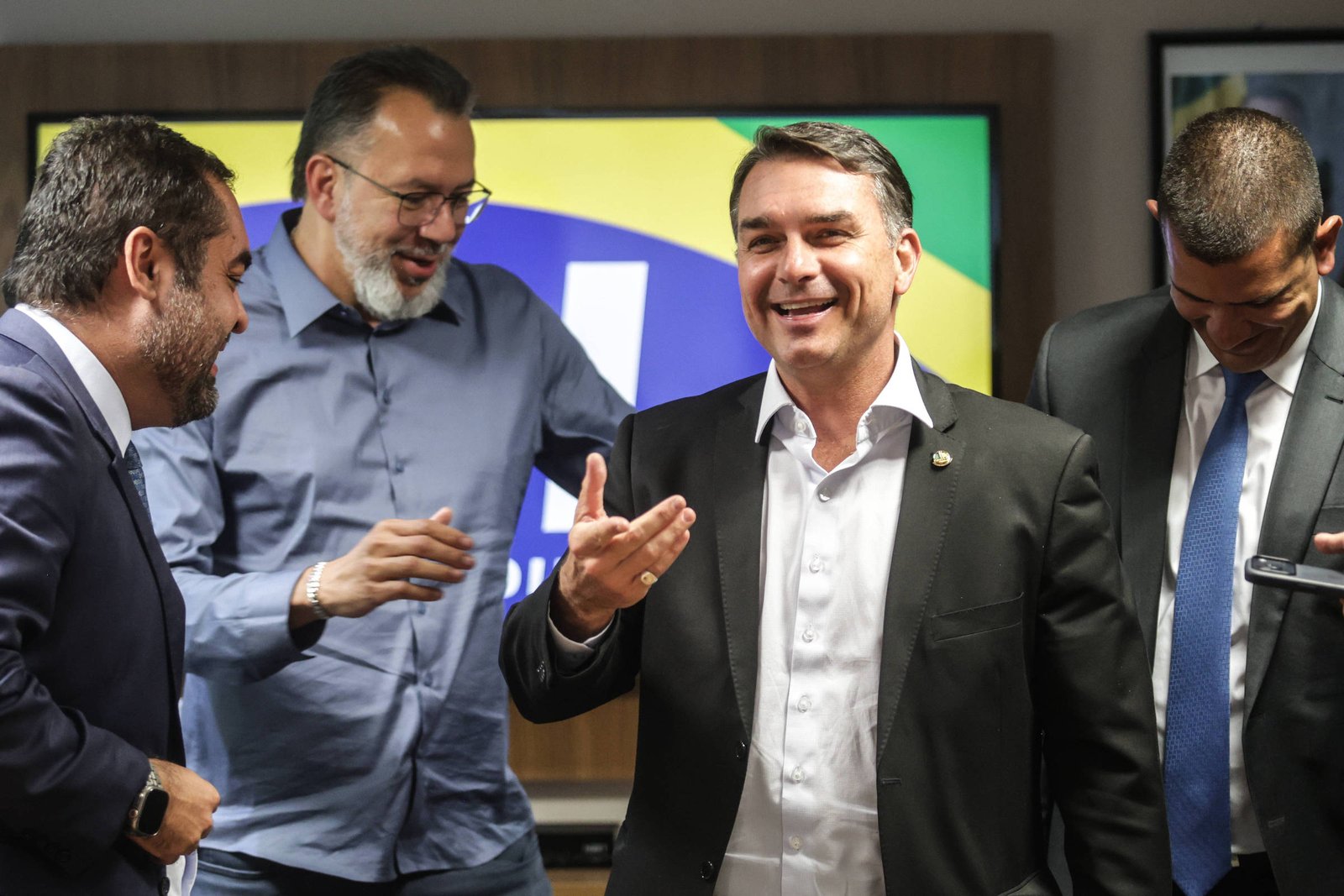Se eleito, Flávio Bolsonaro levará a milícia ao Planalto – 16/10/2026 – Mariliz Pereira Jorge