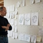 Equipe de design remove componentes desnecessários enquanto simplifica um protótipo.