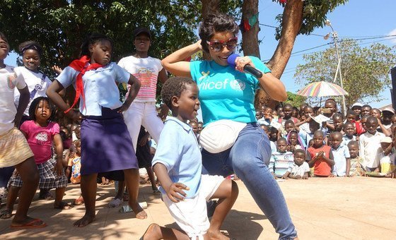 Cantora de Moçambique diz que é hora de as crianças transformarem o mundo